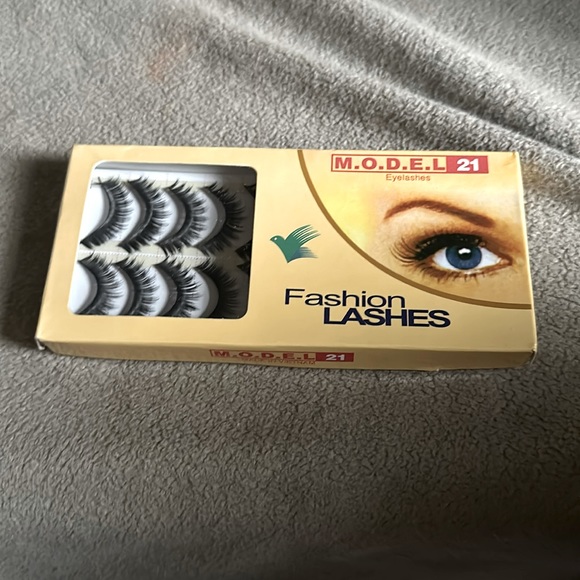 Fake lashes (need with lash glue) - Picture 1 of 1